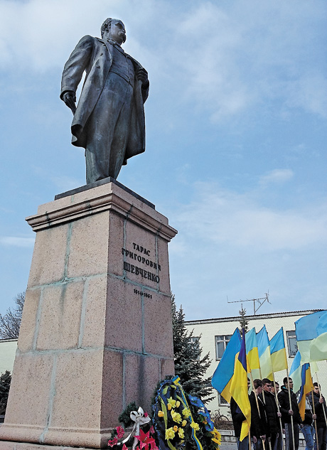 До пам’ятника Тарасові Шевченку патріоти принесли свої найкращі сподівання. Фото прес-служби Черкаської ОДА 